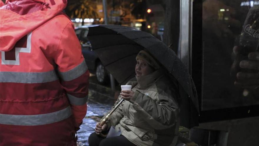 Cruz Roja reparte ropa de abrigo entre personas sin hogar