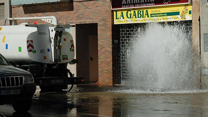Una fuita d&#039;aigua al carrer Joaquim Vayreda, al barri de la Devesa, va vessar milers de litres.