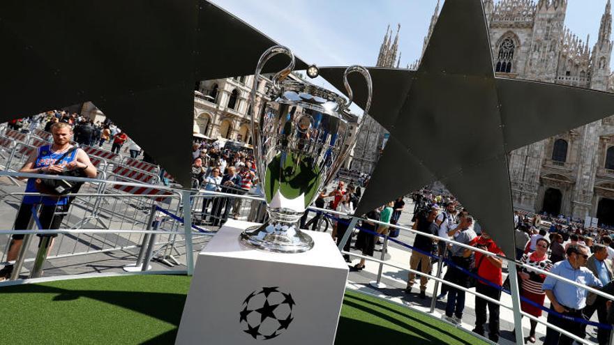 El trofeo de la Champions ya luce en las calles de Milán.