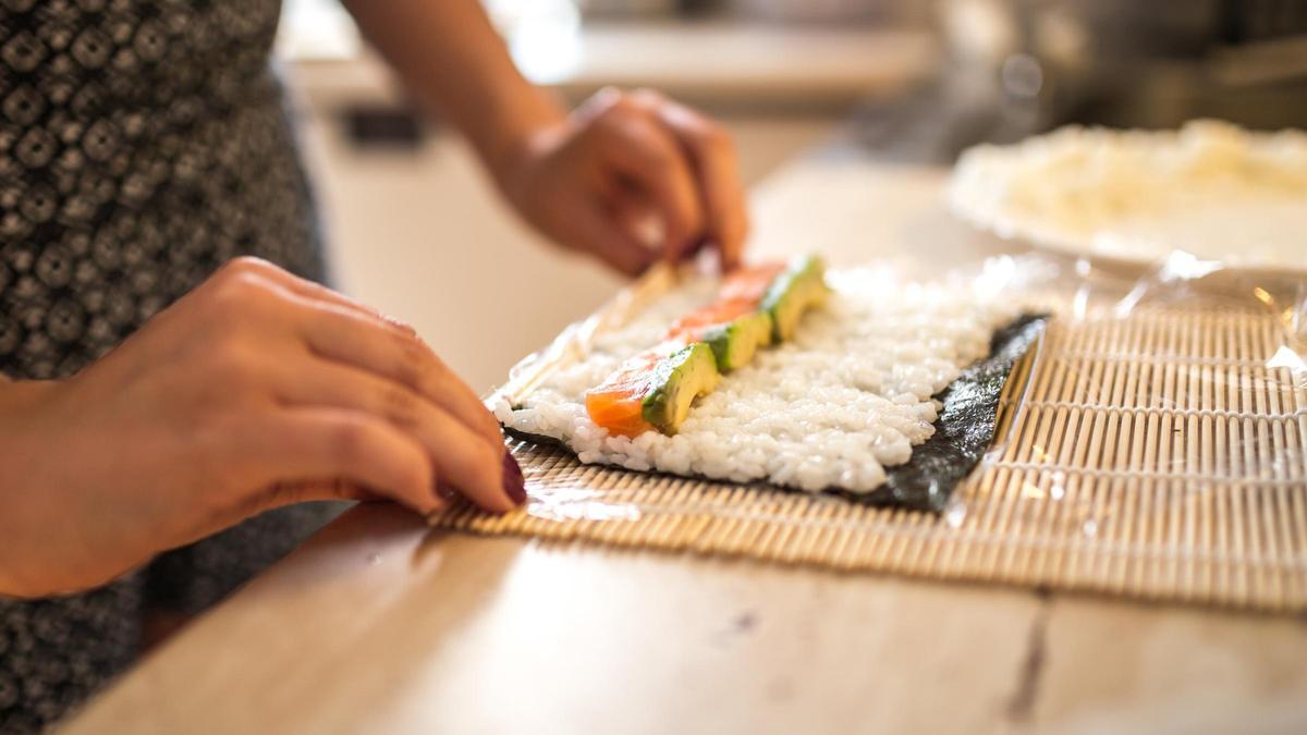 Fabricación casera de sushi.