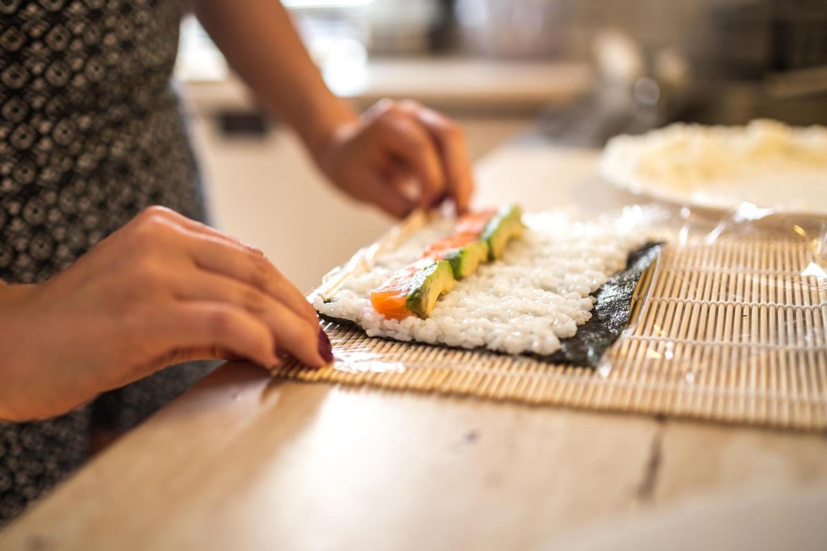 Fabricación casera de sushi.