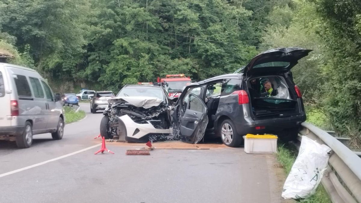 Los dos vehículos implicados en el accidente de este martes entre Vibañu y Rales, en el concejo de Llanes.