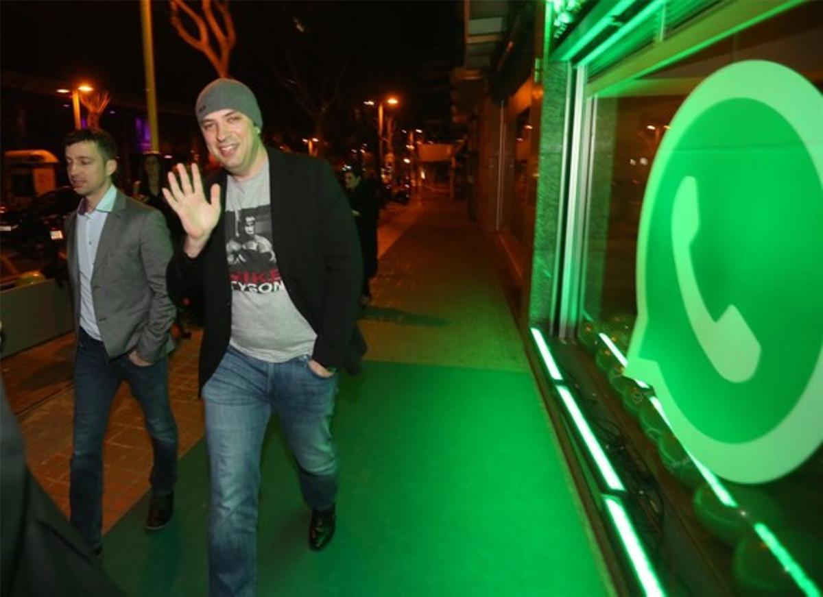 Jan Koum, fundador de WhatsApp, saluda a l’arribar al restaurant Boujis.