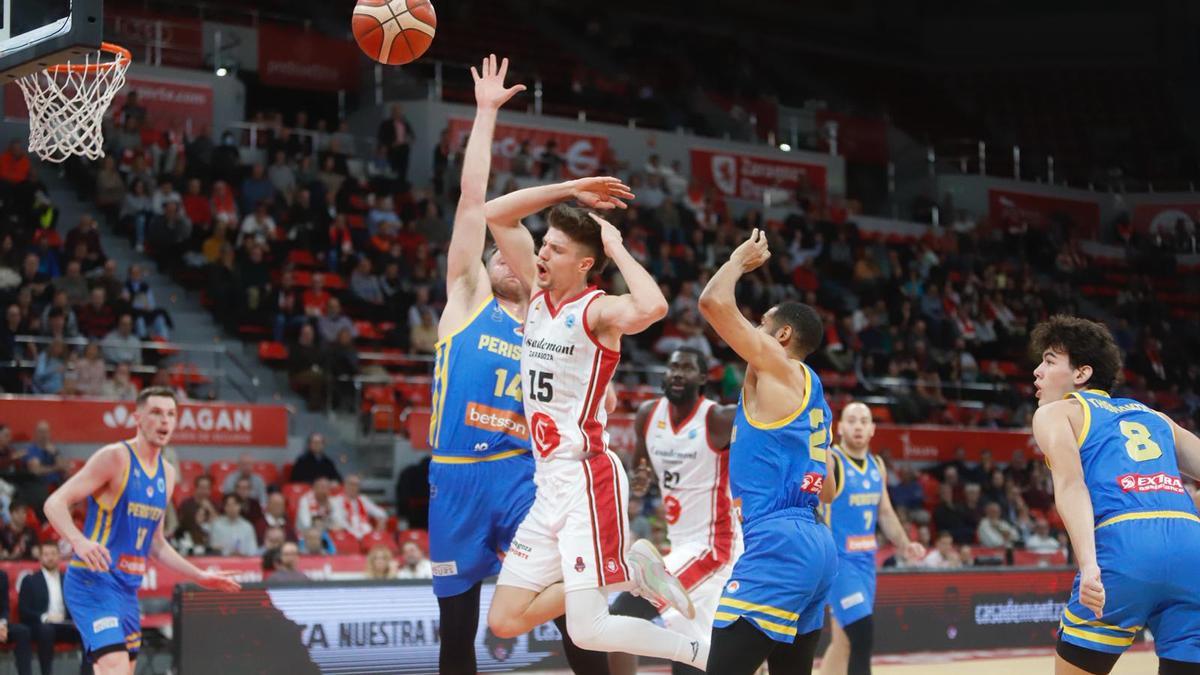 Joaquín, por los aires en una acción en el duelo ante los griegos