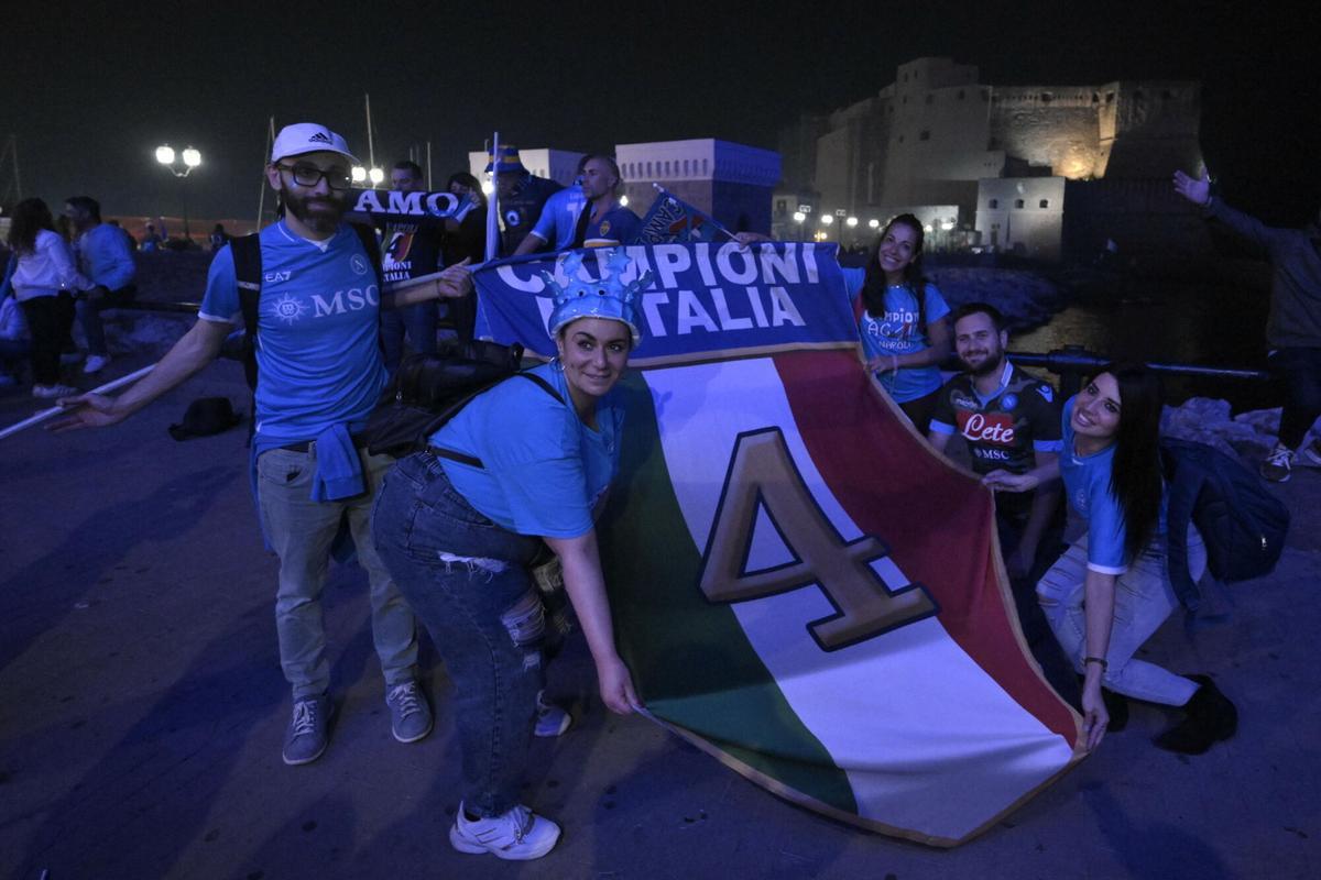 NAPLES (Italy), 24/05/2025.- SSC Napoli’s supporters celebrate the Scudetto, the trophy of Italian Serie A Championship, at the end of the Italian Serie A soccer match SSC Napoli against Cagliari Calcio in Naples, Italy, 23 May 2025.  (Italia, Nápoles) EFE/EPA/CIRO FUSCO