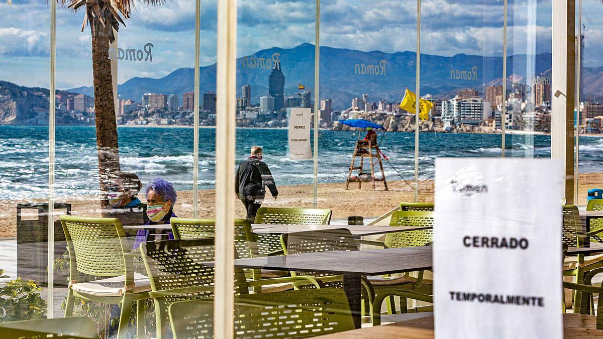 Bares y restaurantes seguirán cerrados hasta el 15 de febrero para tratar de bajar la tasa de contagios.