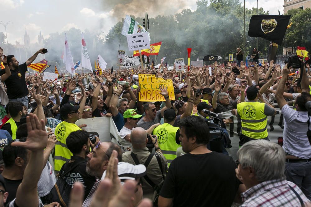 Huelga de los taxis contra Uber y Cabify