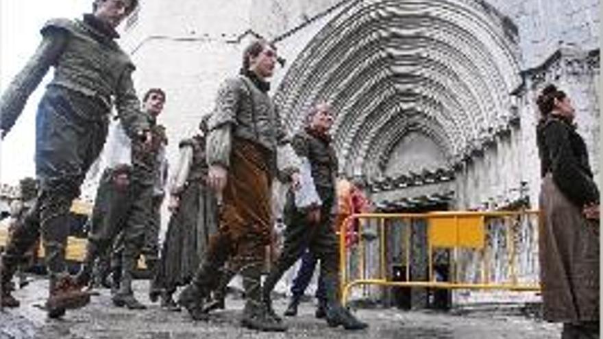 Figurants caminant per la plaça dels Apòstols.