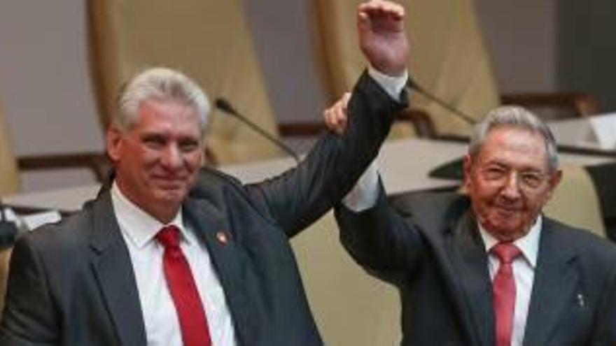 Díaz-Canel, el nou president de Cuba, amb Raúl Castro, ahir