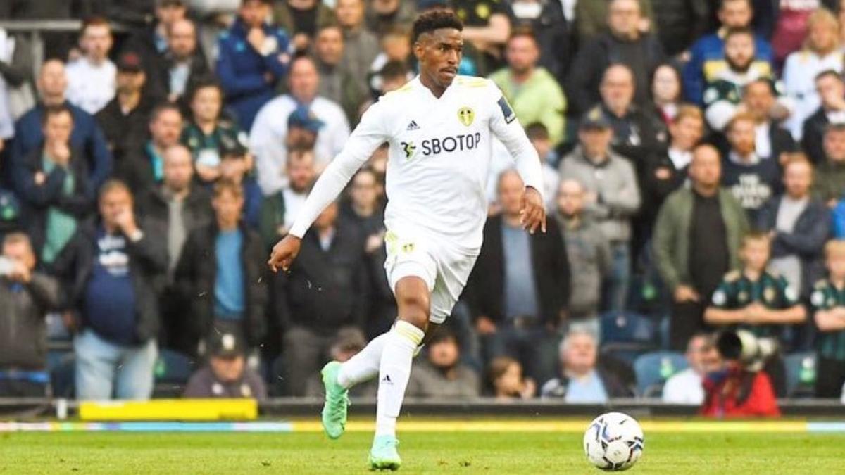 Junior conduce un balón jugando con el Leeds.