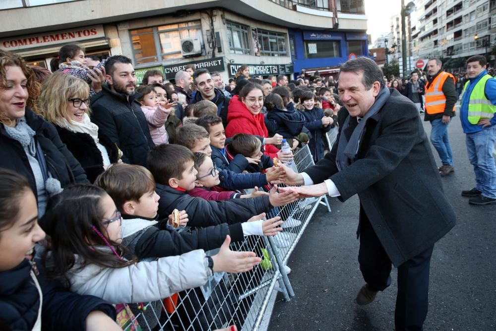 Miles de niños y niñas disfrutan junto a sus familias del desfile récord de la ciudad olívica. Melchor, Gaspar y Baltasar lanzaron caramelos desde sus carrozas.