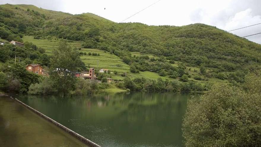 El embalse de Tanes, en el parque natural de Redes, ayer, a la altura de Coballes.