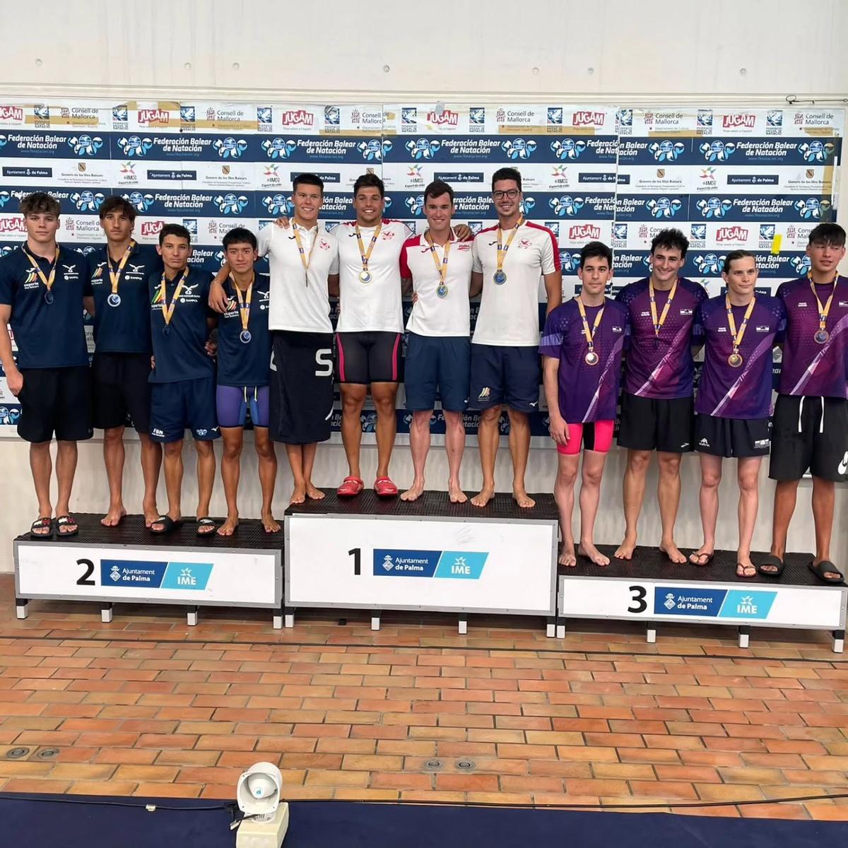 El equipo de relevos del C.N. Voltor Balear posa con sus medallas en el Campeonato, en Son Hugo.