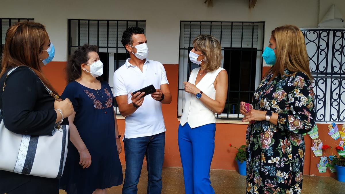 Inmaculada Troncoso junto al equipo directivo del CEIP Alcalde Jiménez Ruiz donde ha presentado el Programa de Refuerzo Estival.