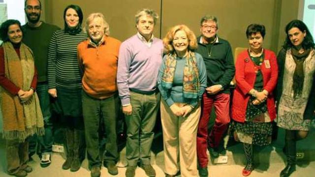 Miembros de la Asociación Cristóbal Colón Galego y los técnicos del Instituto de Patrimonio que intervinieron en la exposición. // FdV