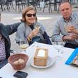 Araceli Tamayo, una de las heridas en el atentado de Afganistán, tomando un aperitivo en Bilbao junto a dos compañeros de la Asociación de Personas Jubiladas y Pensionistas de BBK.