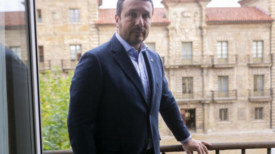 Los Reyes Magos saludan desde el balcón  del Ayuntamiento de Avilés. | Ricardo Solís | M. FUENTES