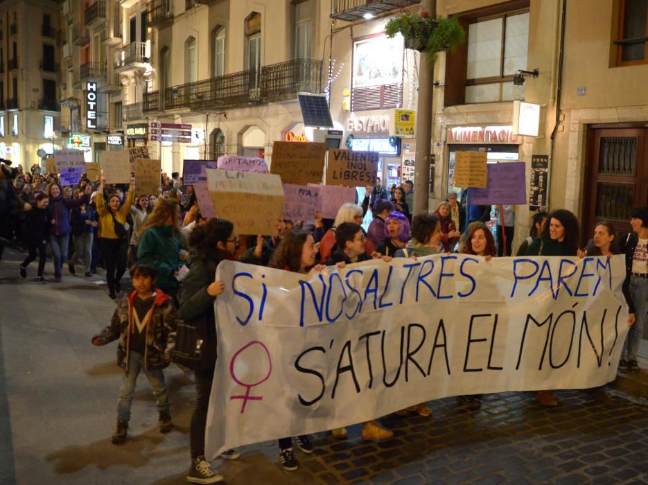 Multitudinària manifestació feminista a Girona