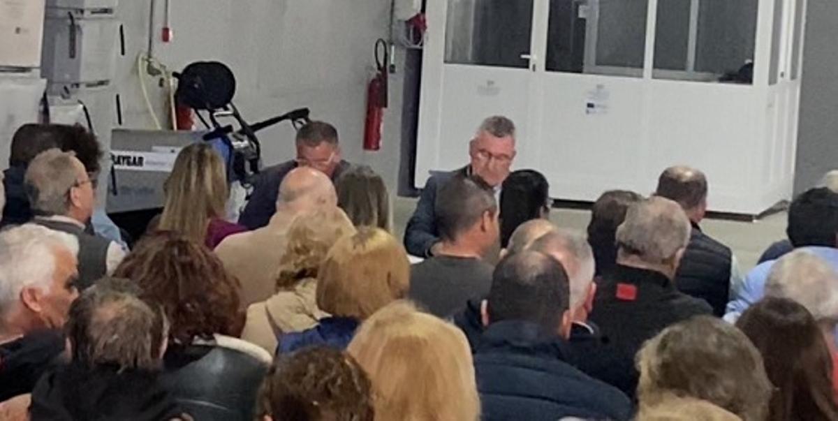 Un momento de la asamblea, celebrada en las naves de O Ramal.