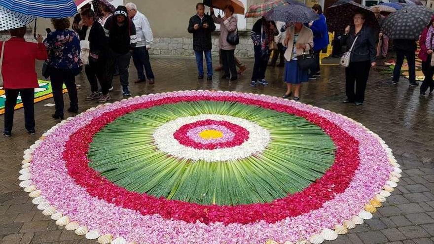 Una alfombra del Corpus de Castropol, fiesta de interés turístico.