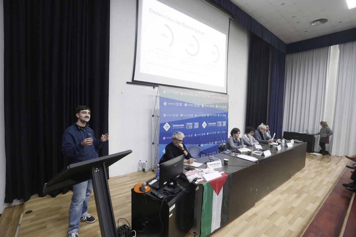 Asistentes escuchan las intervenciones de la jornada sobre las barreras de acceso a la sanidad pública en Baleares, celebrada en la UIB.
