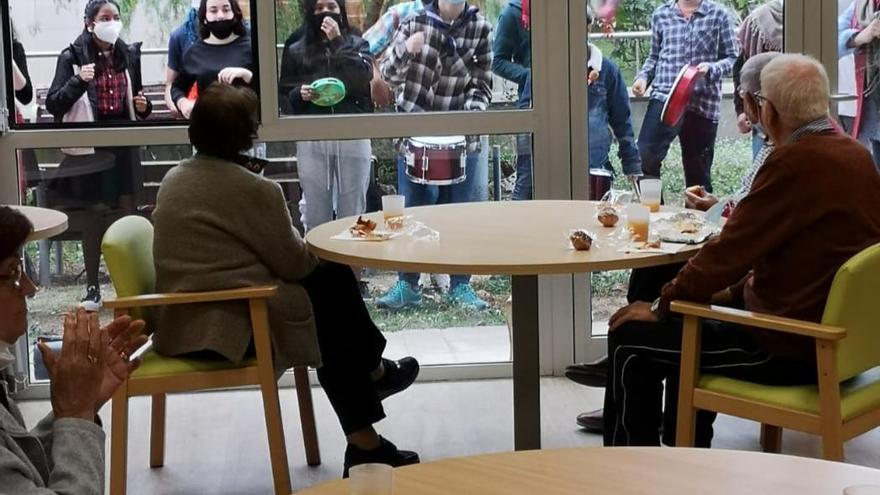 Els alumnes van cantar davant els usuaris del centre d&#039;Alzheimer a través del vidre