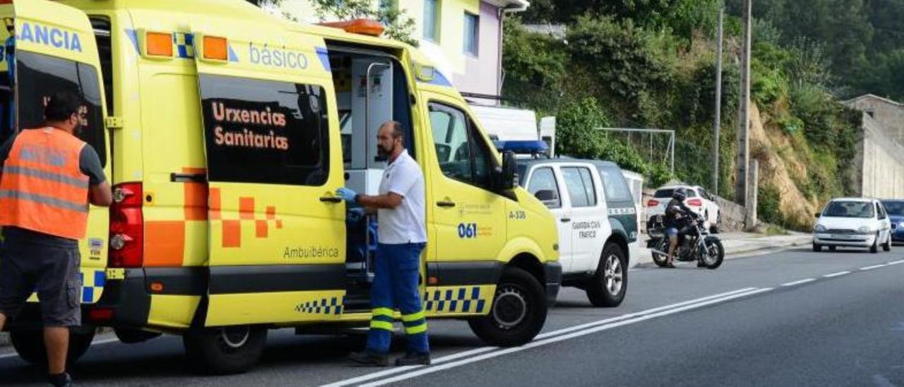 Sanitarios del 061 tras atender a una herida en un accidente en Cangas. |   // GONZALO NÚÑEZ