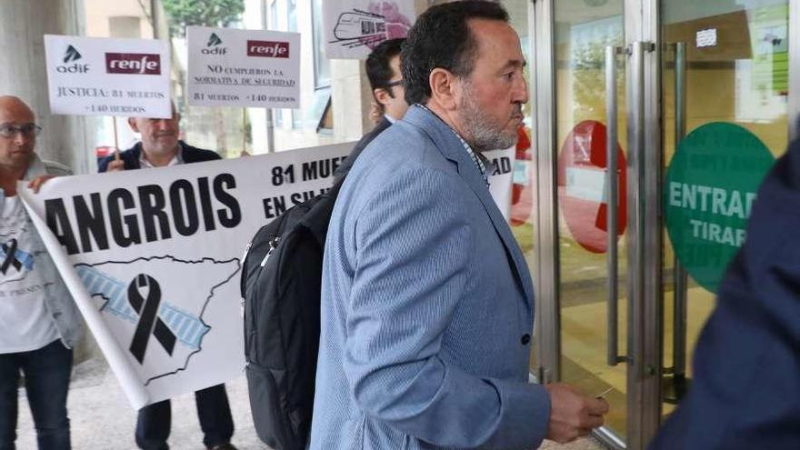 Fernando Rebón, ayer, a su llegada a los juzgados de Santiago donde también protestaron las víctimas.