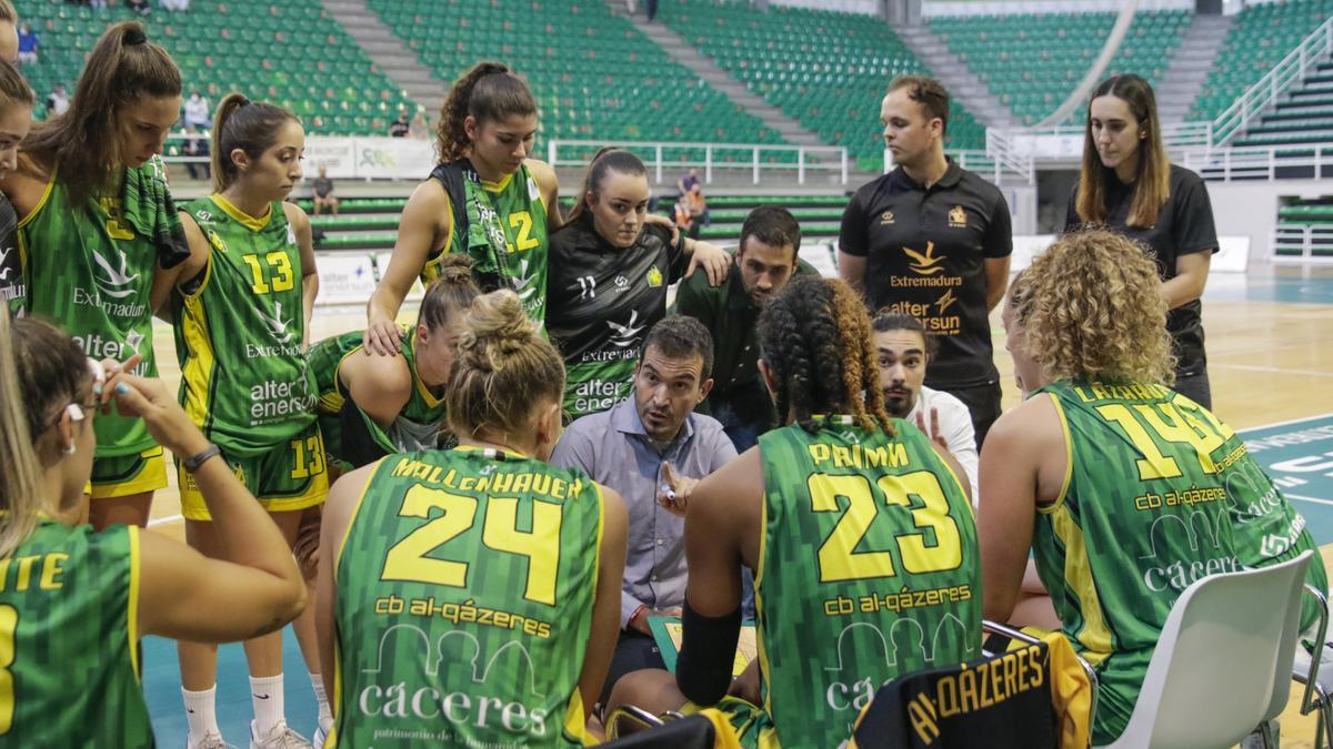 Jesús Sánchez da instrucciones a sus jugadoras en el partido del pasado sábado ante el Joventut.