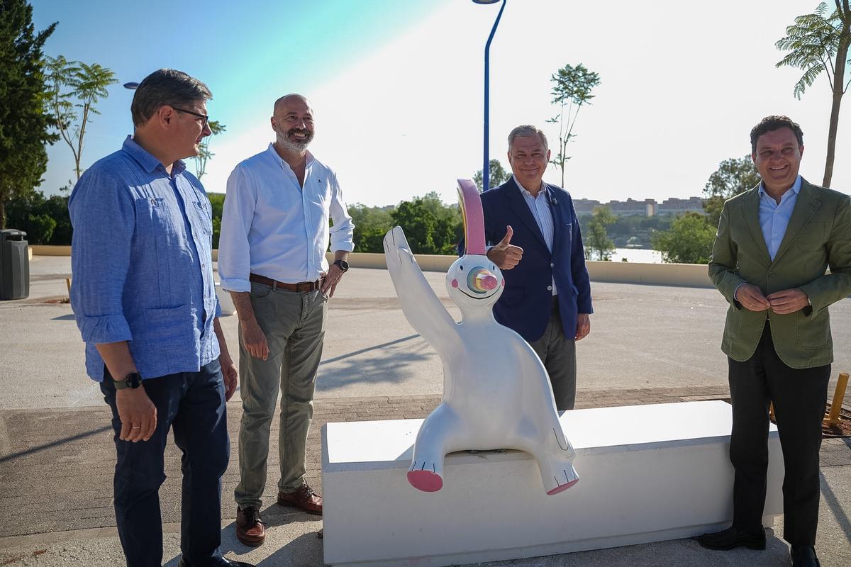 La nueva Puerta de la Barqueta con la estatua de Curro de la Exposición Universal de 1992