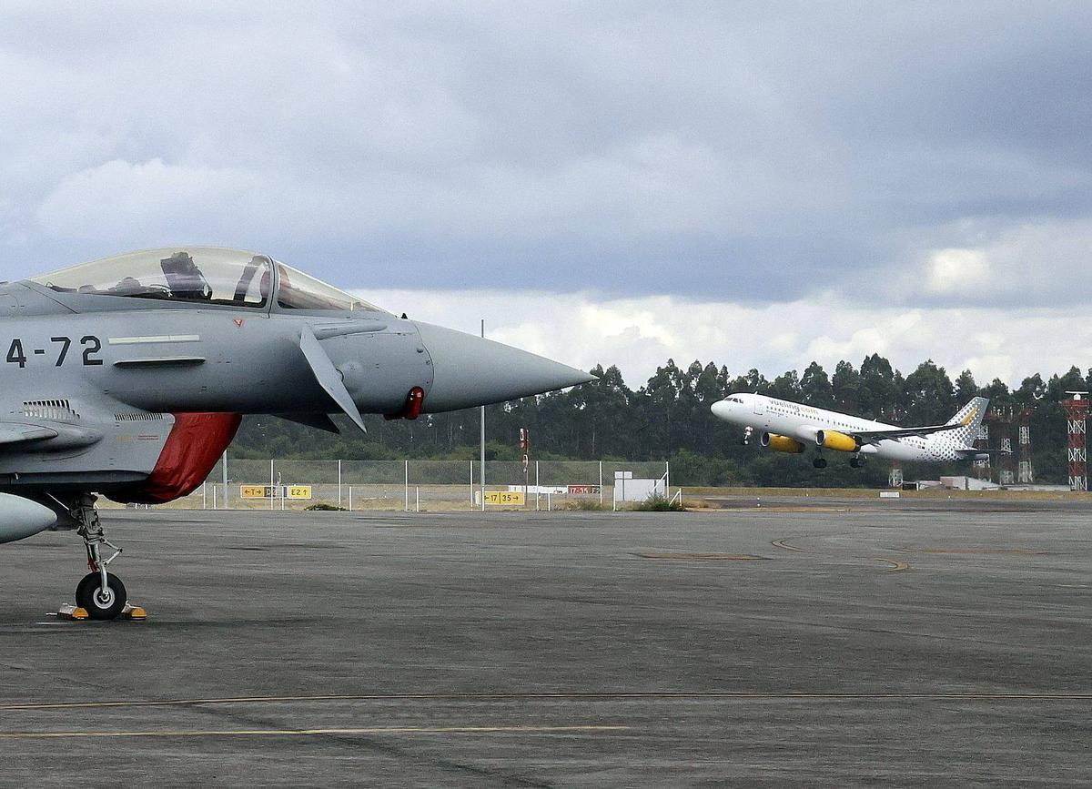 Un avión comercial despega en Lavacolla en presencia de un caza del Ejército del Aire