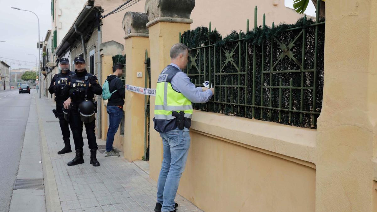 Agentes de la Policía Nacional durante el registro de un burdel chino en El Molinar..