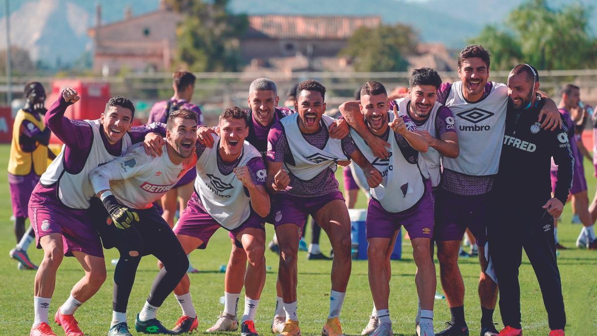 Gámez, Reina, Fran González, Salva Sevilla, Mboula, Dani, Iván Bravo, Abdón y el utillero José Martín bromean en un entreno.