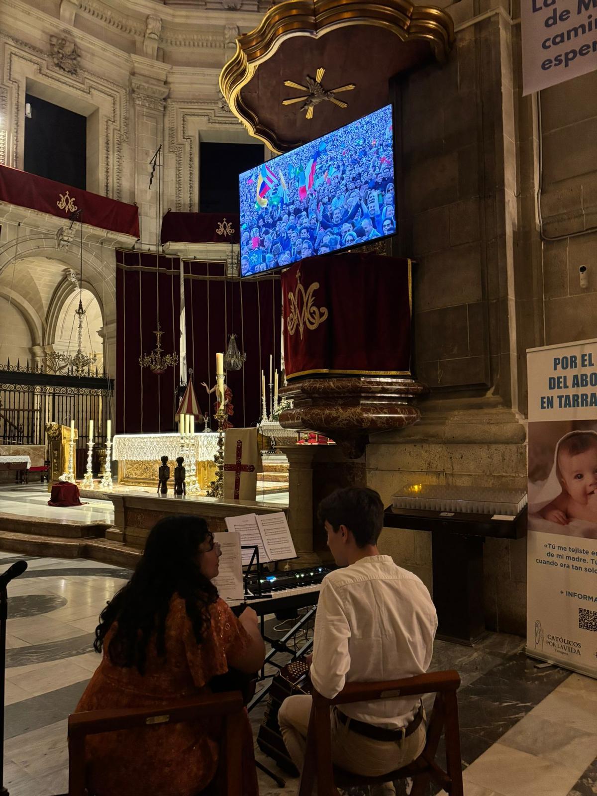 Los fieles de la basílica de Elche vivieron por televisión el momento en el que se dio a conocer al nuevo papa
