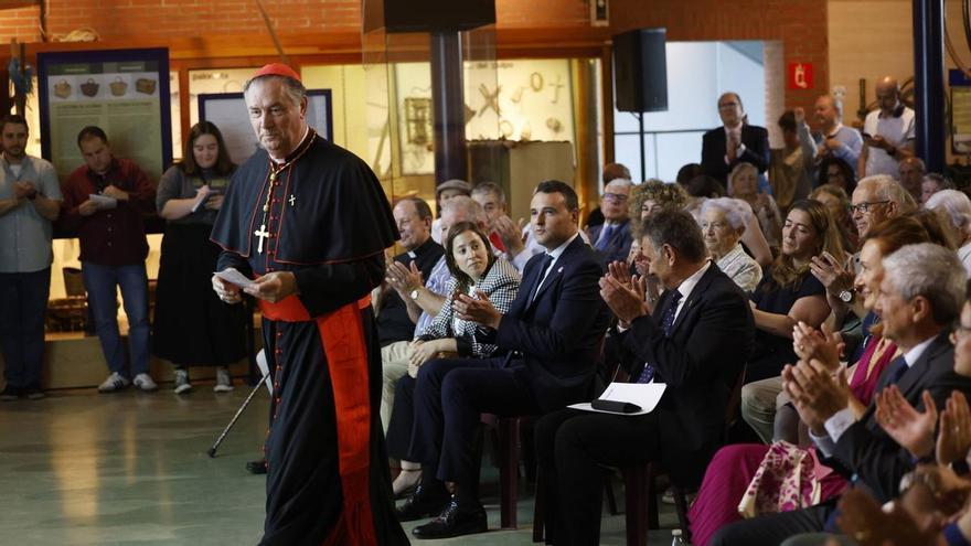 Ángel Fernández Artime, el cardenal que es "uno más" en Luanco