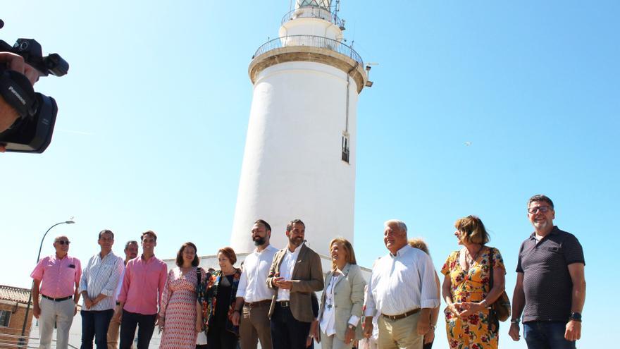 El candidato del PSOE a la Alcaldía de Málaga, Daniel Pérez, junto a miembros de la candidatura socialista en La Farola