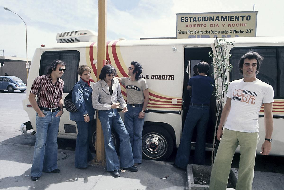 Serrat y Berry con susmúsicos y "La gordita" en lagira por México de 1975. l-emv