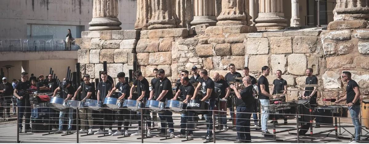 Una tamborada anima el entorno del Templo de Diana.