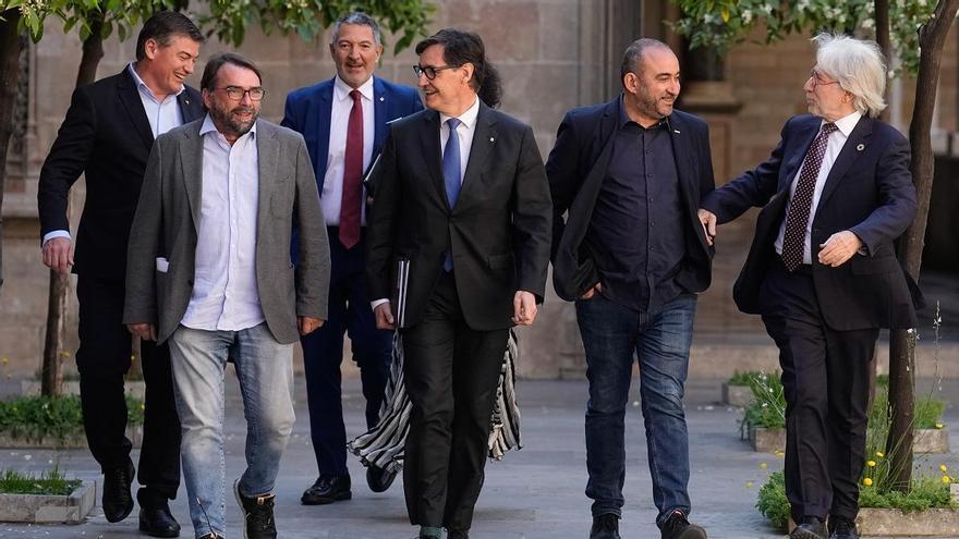 El president de la Generalitat, Salvador Illa, con los líderes sindicales y de las patronales en Catalunya