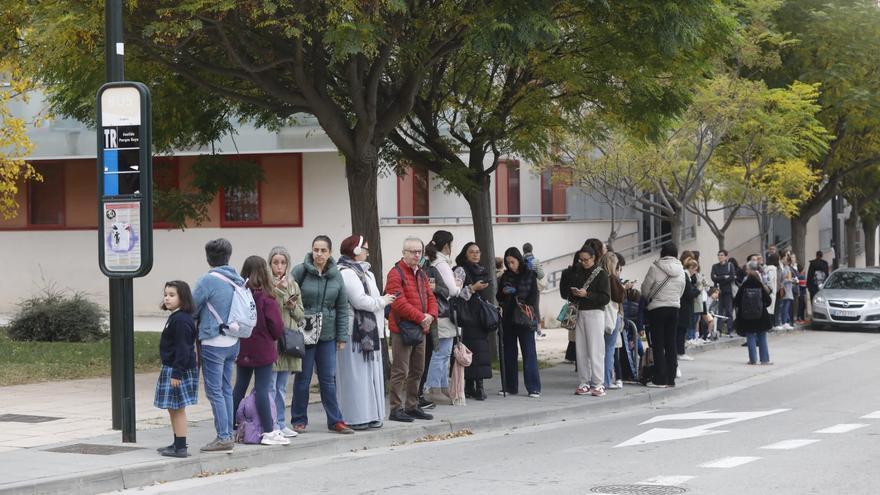 Malestar, confusión y rabia tras el corte en la línea del tranvía en Valdespartera: &quot;Nos hemos enterado de chiripa&quot;