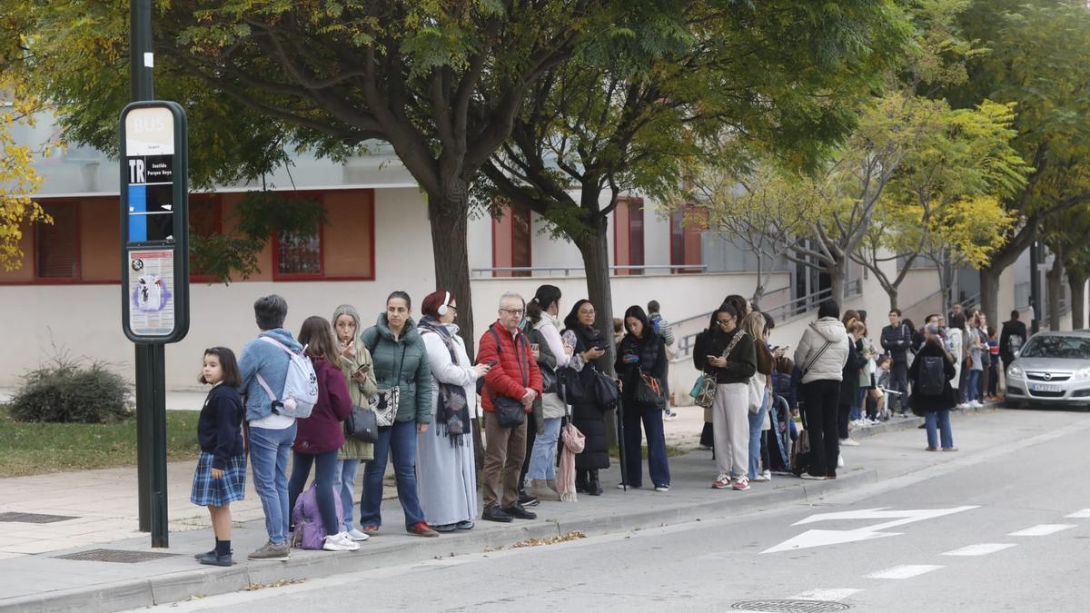 Largas filas a la espera del bus alternativo que recogía a los vecinos de Valdespartera afectados por el corte del tranvía.