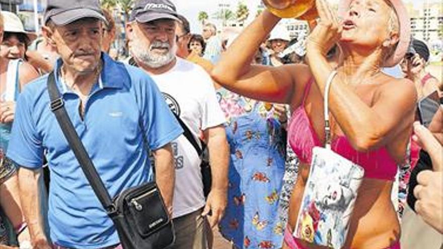 Peñíscola agasaja a los turistas con el reparto de 1.500 ‘pastissets’ y moscatel