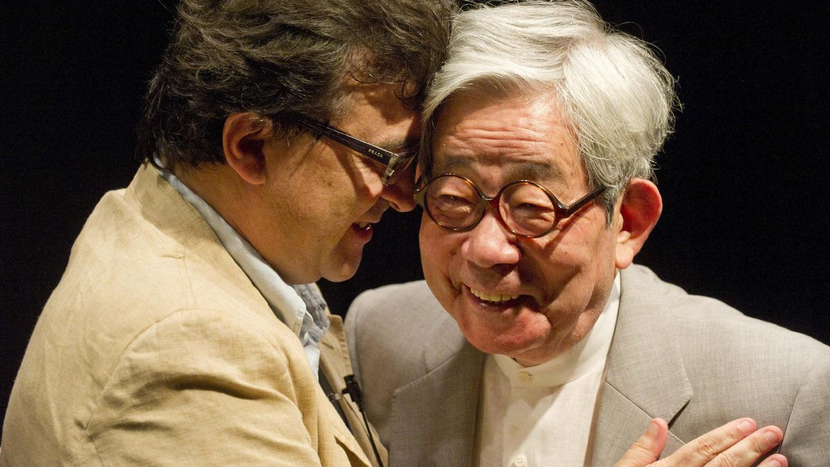 Javier Cercas y Kenzaburo Oé, en Tokio en 2010.