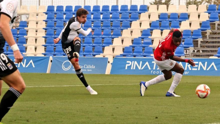 Guirao dispara a portería ante la presión de un rival. | CANTERA FC CARTAGENA
