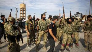 Combatientes sirios en la ciudad de Ayn al-Arus, al sur de la ciudad fronteriza de Tal Abyad.