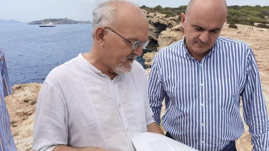 Alarma en el Consell y Santa Eulària por la marea de contaminación del yate hundido en Ibiza