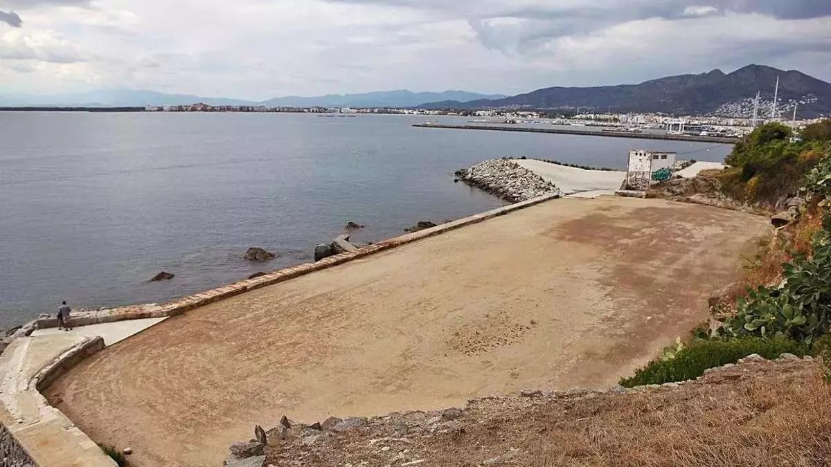 Espacio que ocupaba la antigua depuradora de marisco de Roses