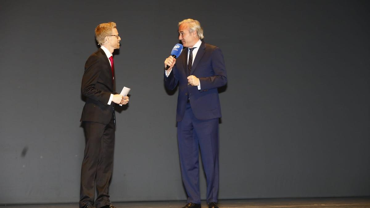 El presentador de la gala y redactor de EL PERIÓDICO DE ARAGÓN, Jorge Heras, conversando este jueves con el alcalde de Zaragoza, Jorge Azcón.