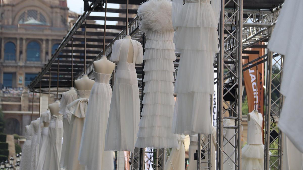 Montaje de La Fura dels Baus con vestidos de novia en la avenida de Maria Cristina