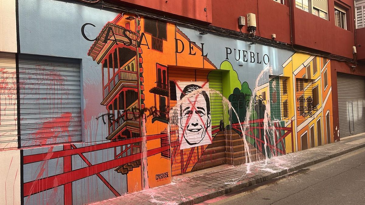Una imagen de la sede del PSOE en Cuenca con pintadas en la fachada.